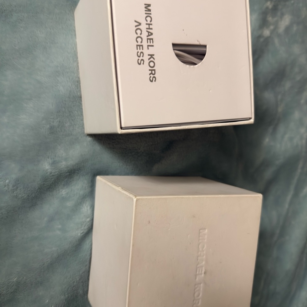 Michael Kors Access White Box